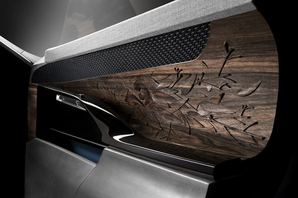 Un concept de berline cinq portes Peugeot Exalt dédié au plaisir des sens