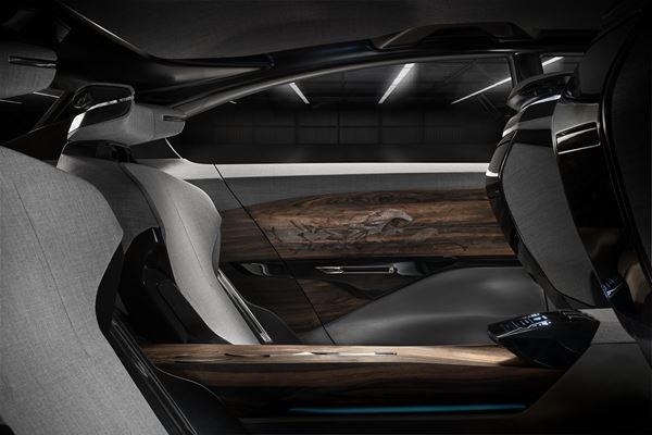 Un concept de berline cinq portes Peugeot Exalt dédié au plaisir des sens