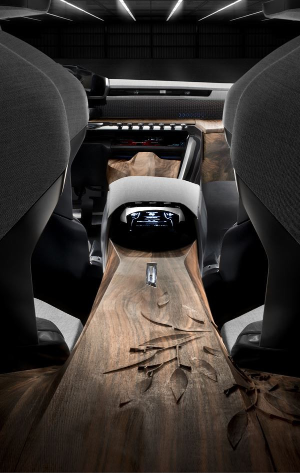 Un concept de berline cinq portes Peugeot Exalt dédié au plaisir des sens