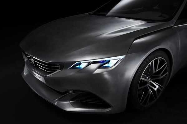 Un concept de berline cinq portes Peugeot Exalt dédié au plaisir des sens