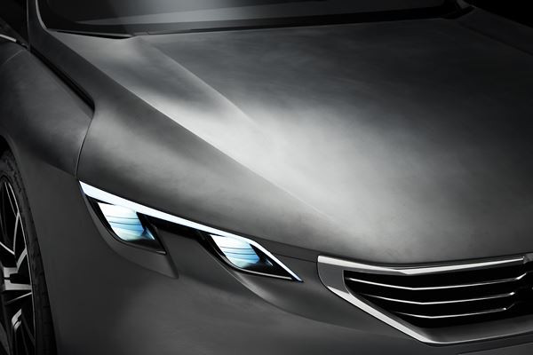 Un concept de berline cinq portes Peugeot Exalt dédié au plaisir des sens