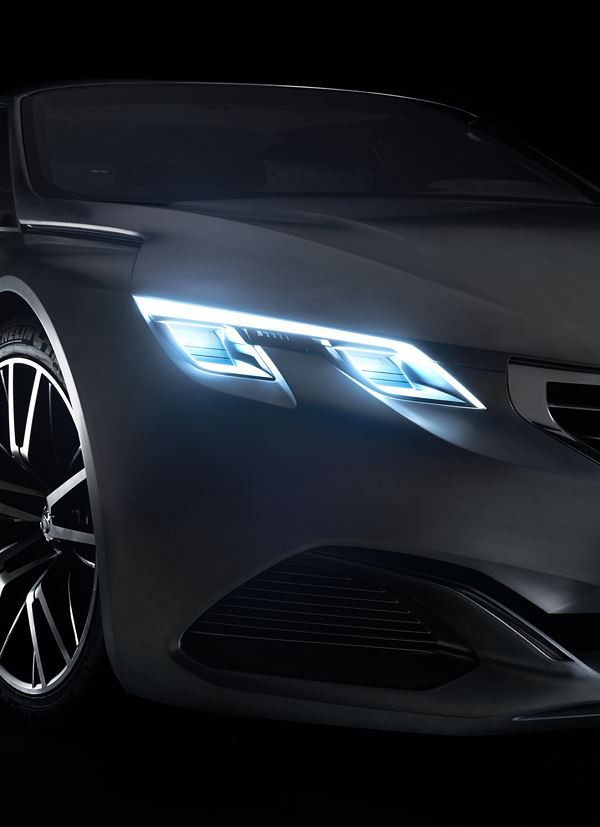 Un concept de berline cinq portes Peugeot Exalt dédié au plaisir des sens