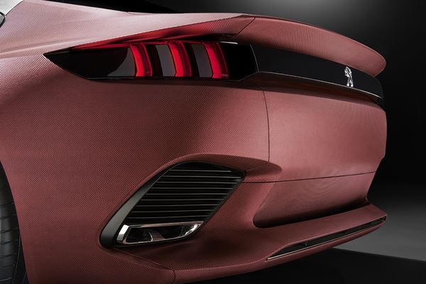 Un concept de berline cinq portes Peugeot Exalt dédié au plaisir des sens