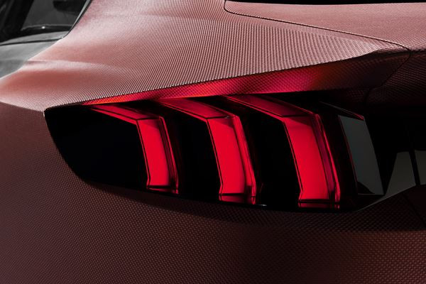 Un concept de berline cinq portes Peugeot Exalt dédié au plaisir des sens