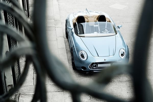 Un petit roadster biplace Mini Superleggera Vision aux lignes épurées
