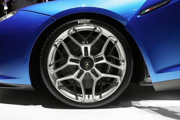 Un concept Lamborghini Asterion hybride rechargeable de 910 ch à Paris