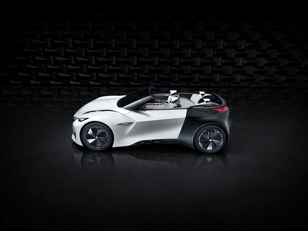 Le concept de coupé électrique Peugeot Fractal adopte une signature sonore