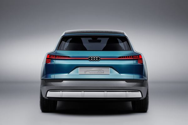 L’Audi e-tron quattro concept donne un aperçu du prochain SUV électrique