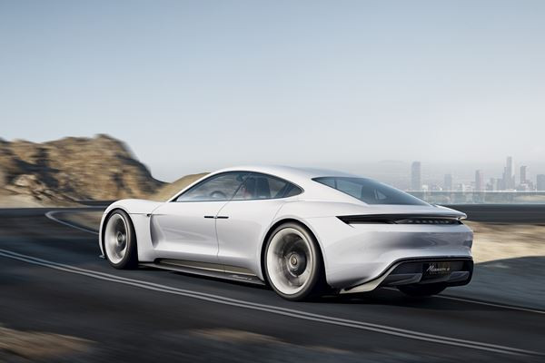 Porsche Mission E : un concept car 100% électrique de 600 ch