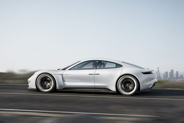 Porsche Mission E : un concept car 100% électrique de 600 ch