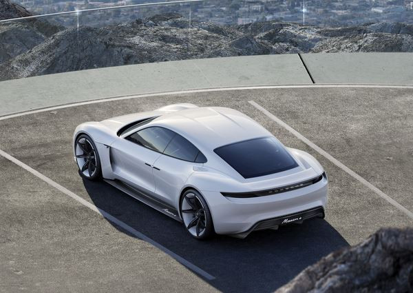 Porsche Mission E : un concept car 100% électrique de 600 ch
