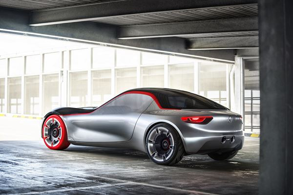 Opel GT Concept : un coupé sportif biplace à propulsion à moteur central avant