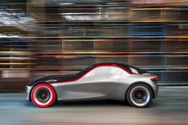 Opel GT Concept : un coupé sportif biplace à propulsion à moteur central avant