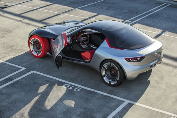 Opel GT Concept : un coupé sportif biplace à propulsion à moteur central avant