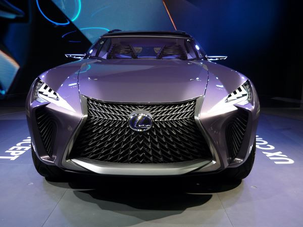 Le Lexus UX Concept affiche des lignes acérées