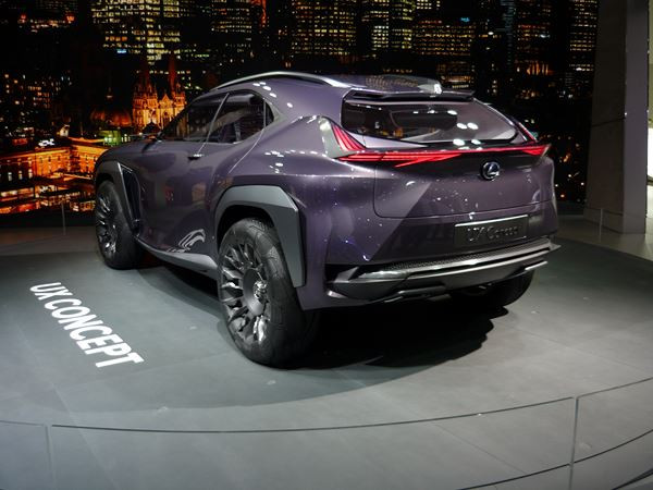 Le Lexus UX Concept affiche des lignes acérées