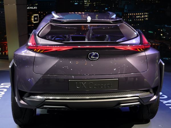 Le Lexus UX Concept affiche des lignes acérées