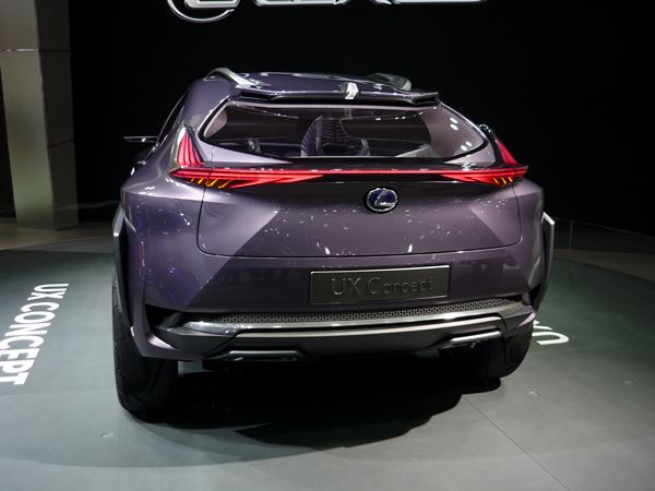 Le Lexus UX Concept affiche des lignes acérées