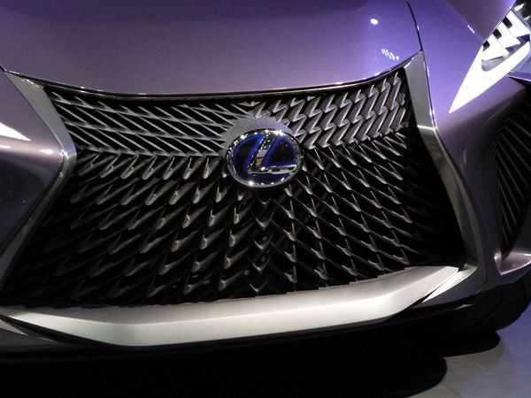 Le Lexus UX Concept affiche des lignes acérées