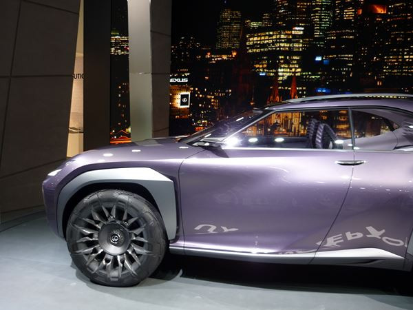 Le Lexus UX Concept affiche des lignes acérées