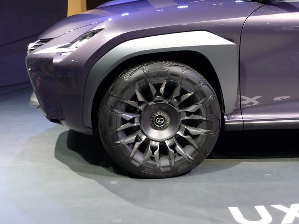 Le Lexus UX Concept affiche des lignes acérées