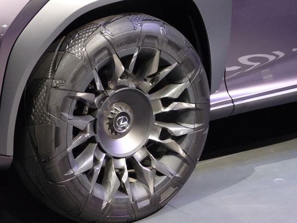 Le Lexus UX Concept affiche des lignes acérées