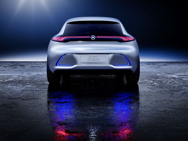 Le show car Mercedes-Benz Concept EQA combine deux moteurs électriques