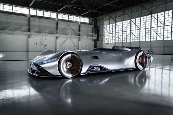 Le show car Vision EQ Silver Arrow Mercedes affiche une silhouette sportive