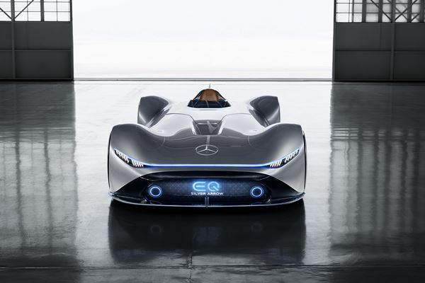 Le show car Vision EQ Silver Arrow Mercedes affiche une silhouette sportive