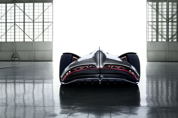 Le show car Vision EQ Silver Arrow Mercedes affiche une silhouette sportive
