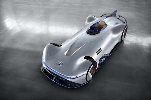 Le show car Vision EQ Silver Arrow Mercedes affiche une silhouette sportive