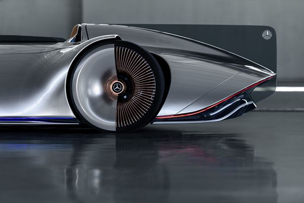 Le show car Vision EQ Silver Arrow Mercedes affiche une silhouette sportive