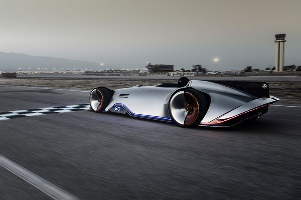 Le show car Vision EQ Silver Arrow Mercedes affiche une silhouette sportive