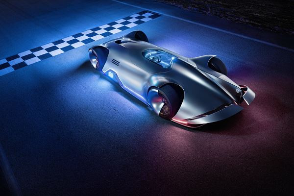 Le show car Vision EQ Silver Arrow Mercedes affiche une silhouette sportive