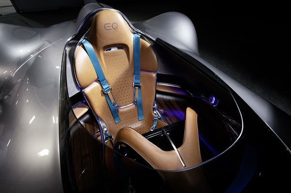 Le show car Vision EQ Silver Arrow Mercedes affiche une silhouette sportive