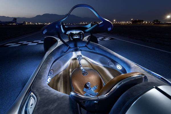 Le show car Vision EQ Silver Arrow Mercedes affiche une silhouette sportive