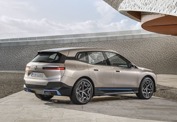 Le grand SAV BMW iX électrique annonce une voie futuriste de voitures de luxe