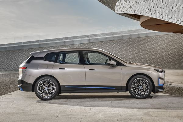 Le grand SAV BMW iX électrique annonce une voie futuriste de voitures de luxe