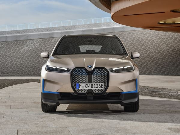 Le grand SAV BMW iX électrique annonce une voie futuriste de voitures de luxe