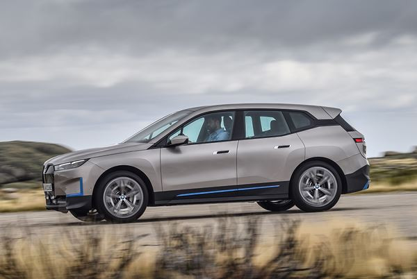 Le grand SAV BMW iX électrique annonce une voie futuriste de voitures de luxe