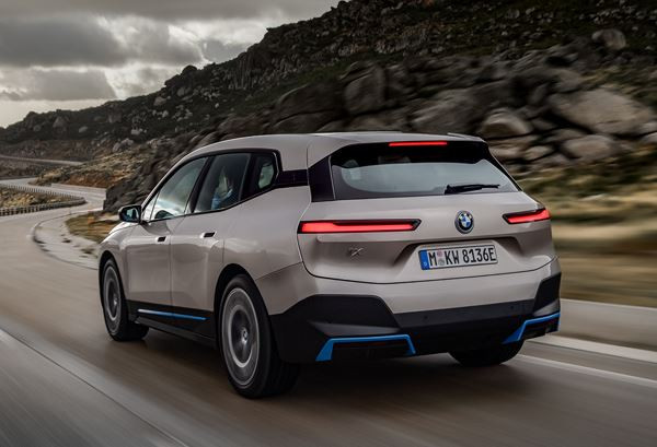 Le grand SAV BMW iX électrique annonce une voie futuriste de voitures de luxe