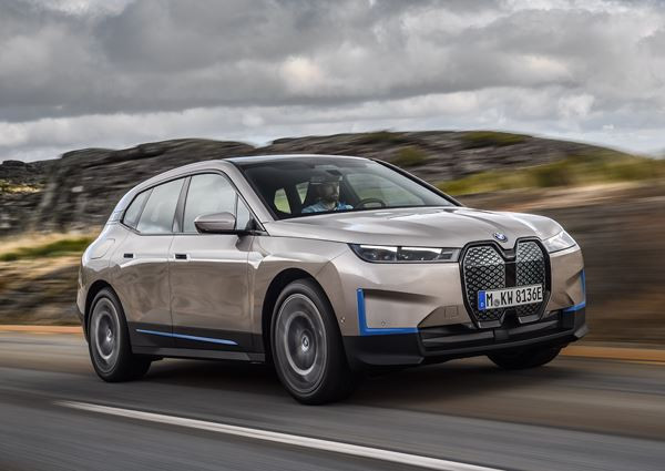 Le grand SAV BMW iX électrique annonce une voie futuriste de voitures de luxe