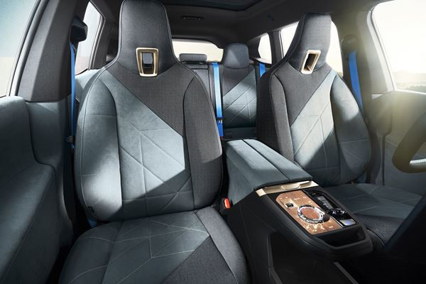 Le grand SAV BMW iX électrique annonce une voie futuriste de voitures de luxe