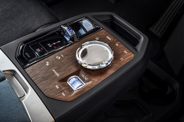 Le grand SAV BMW iX électrique annonce une voie futuriste de voitures de luxe
