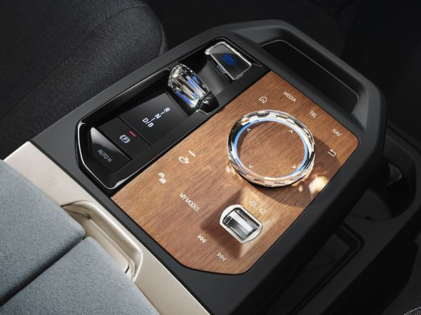 Le grand SAV BMW iX électrique annonce une voie futuriste de voitures de luxe