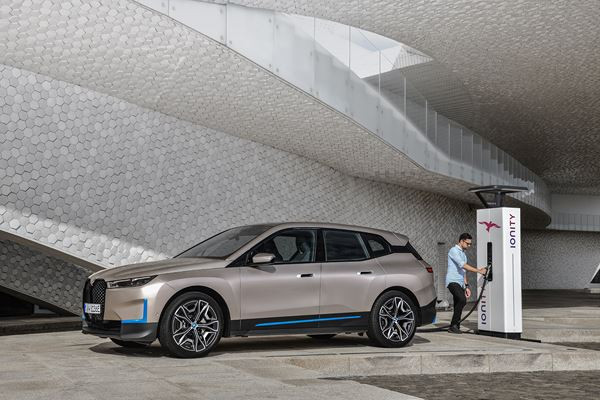 Le grand SAV BMW iX électrique annonce une voie futuriste de voitures de luxe