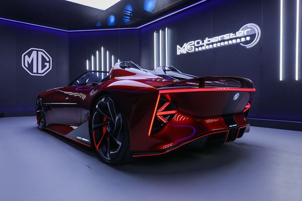 Le concept de roadster électrique MG Cyberster affiche une autonomie de 800 km