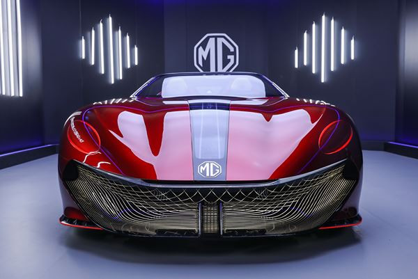 Le concept de roadster électrique MG Cyberster affiche une autonomie de 800 km