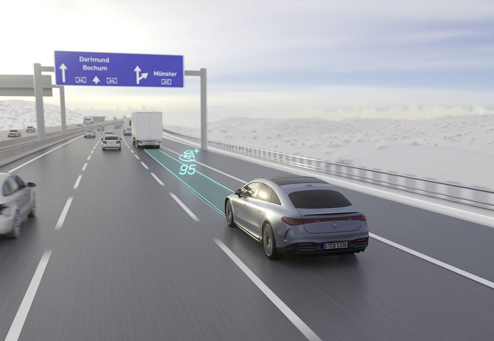 Le système de conduite automatisée de niveau 3 Mercedes suit un véhicule sur l'autoroute jusqu'à 95 km/h