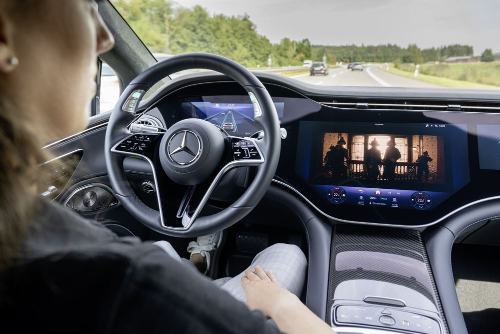 Le système de conduite automatisée de niveau 3 Mercedes suit un véhicule sur l'autoroute jusqu'à 95 km/h